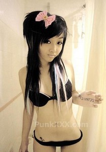 She flashing her pussy in